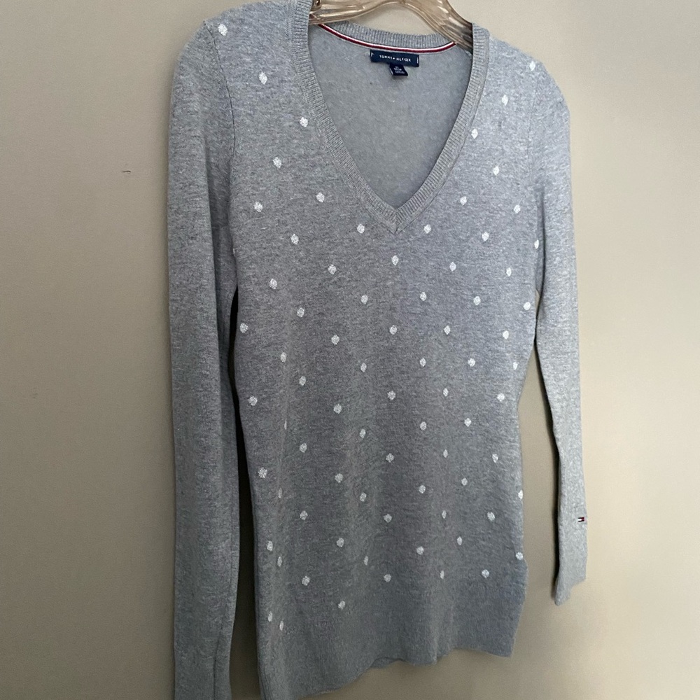 Tommy Hilfiger Light Gray V-Neck Sweater with White Dot Accents